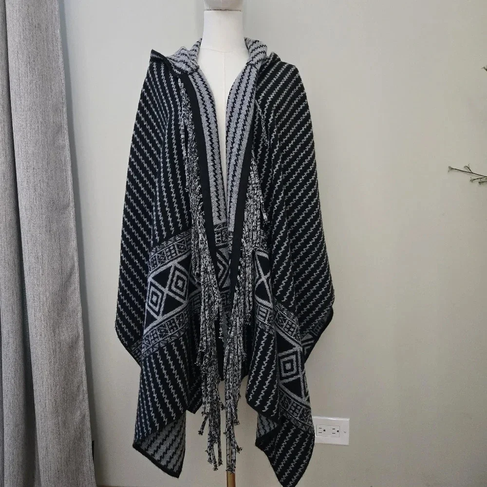 TOPSHOP Black and White Hooded Tassel Poncho one size NWT